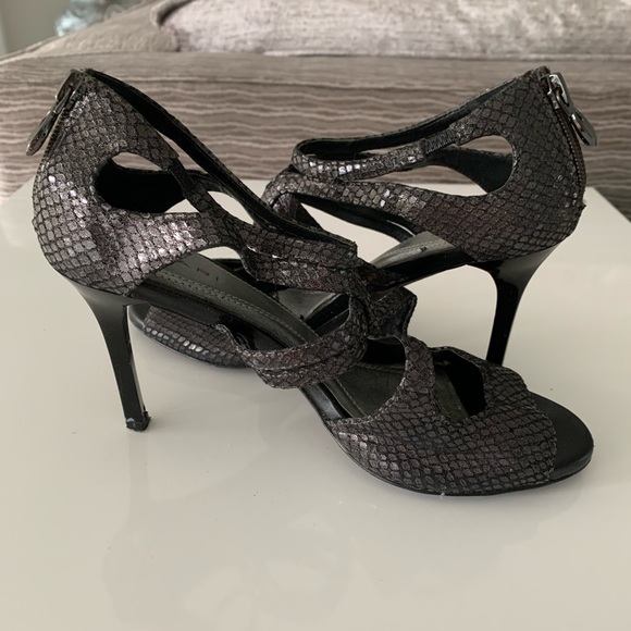 💜⬇️⬇️TAHARI PEWTER SNAKESKIN HIGH HEELS - Picture 2 of 4
